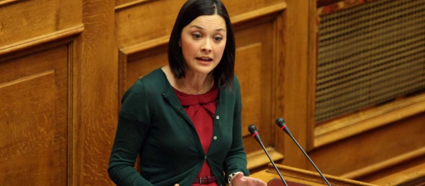 ΚΙΝΑΛ - Ν.Γιαννακοπούλου: Ετήσια υποτροφία για τους μαθητές που έχασαν γονείς στην πανδημία